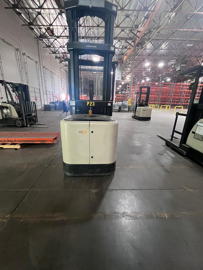 Used CROWN SP3400SERIES PICKER