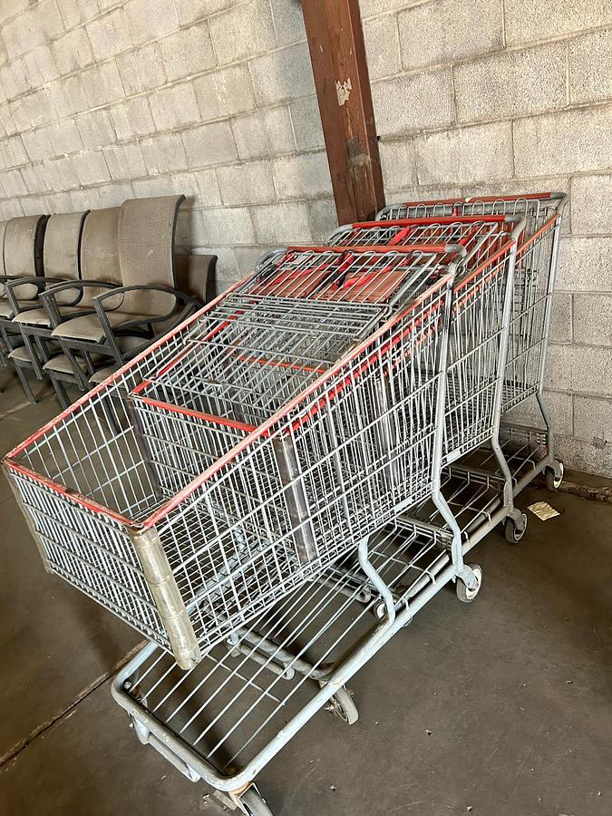 Used LARGE SHOOPING CARTS