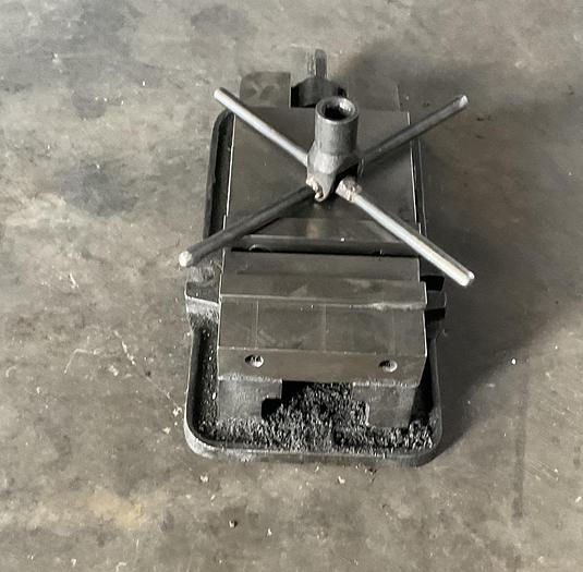 Used MILLING MACHINE VISE