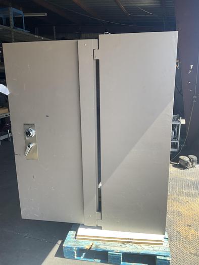 Used HAMILTON SAFE WITH 22 COMPARTMENTS. 