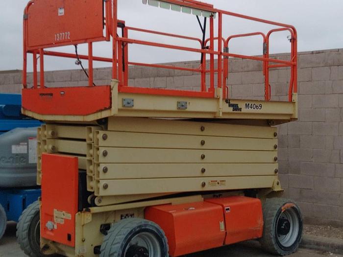 Used Scissor Lift-40' 4Wd Hybrid Electric