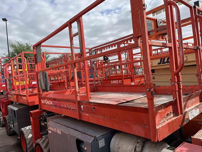 Used Scissor Lift-26' 4Wd Engine