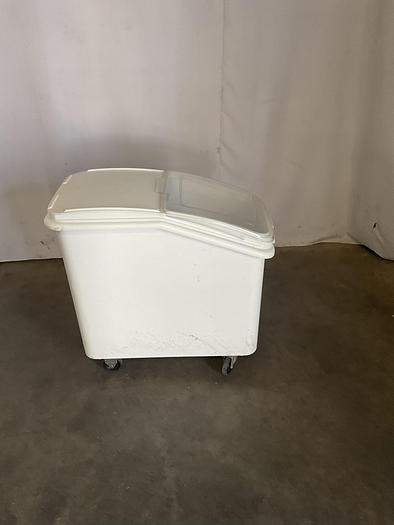 Used RUBBERMAID WHITE INGREDIENT BIN WITH LID