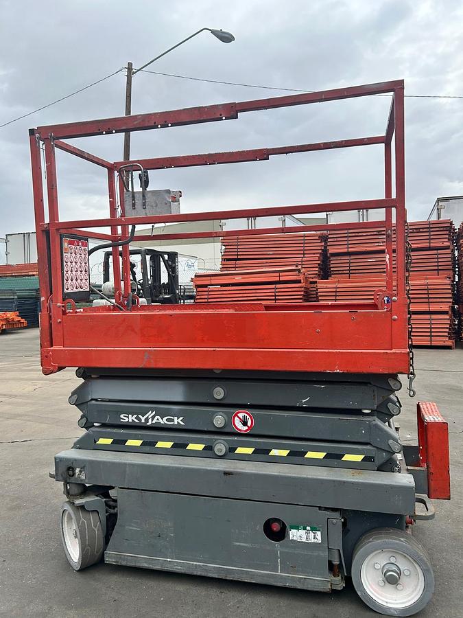 Used SKYJACK 3219 SCISSOR LIFT