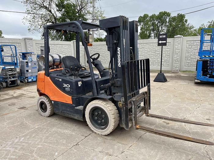 Used Forklift-20' 4,500# 2Wd Straight Mast