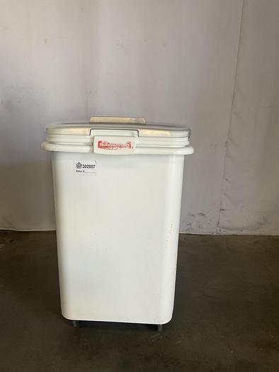 Used RUBBERMAID WHITE INGREDIENT BIN WITH LID