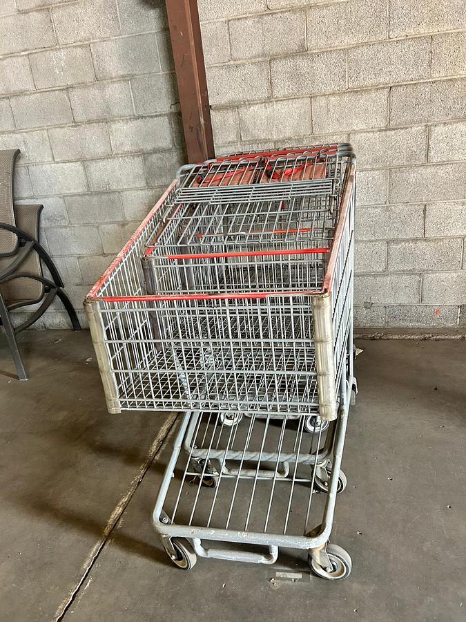 Used LARGE SHOOPING CARTS
