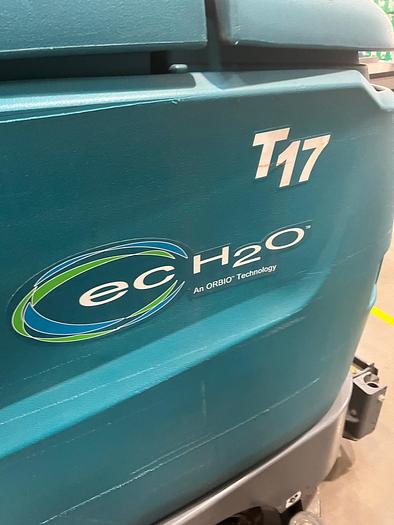 Used TENNANT AUTO FLOOR SCRUBBER