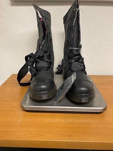 Used WOMEN'S DR. MARTENS TRIUMPH 1914 CONVERTIBLE/MID CALF BLACK BOOT SIZE 10 US !