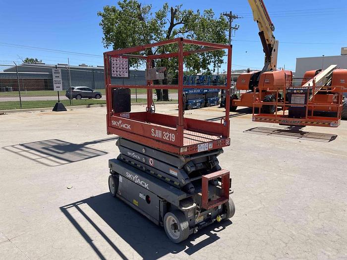 Used Scissor Lift-19' 2Wd Electric