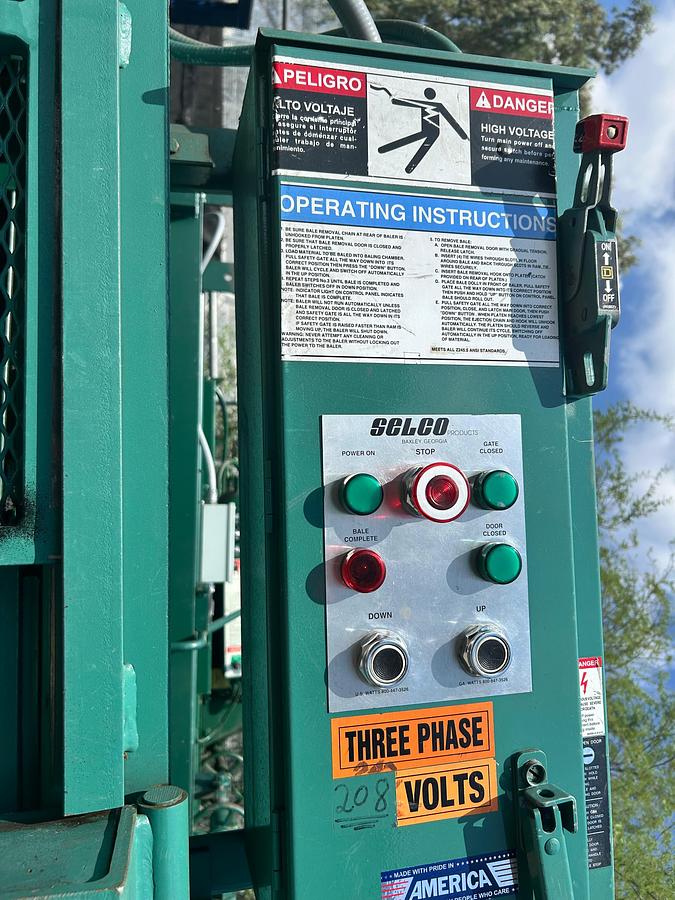 Used SELCO DOWNSTROKE VERTICAL BALER 