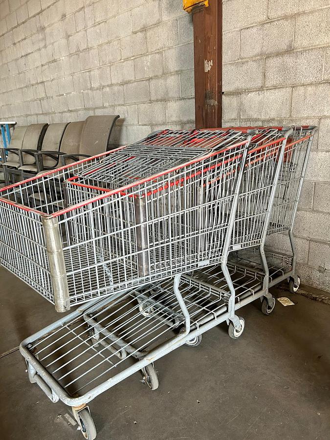 Used LARGE SHOOPING CARTS