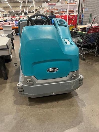 Used TENNANT AUTO FLOOR SCRUBBER