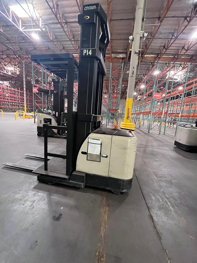 Used CROWN SP3400SERIES PICKER