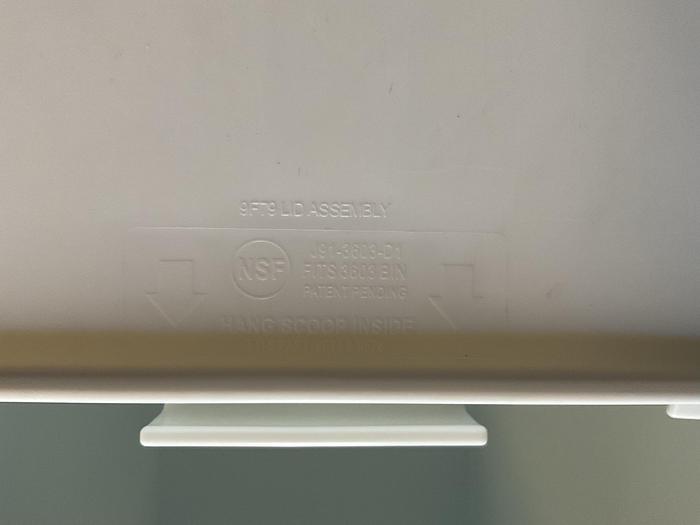 Used RUBBERMAID WHITE INGREDIENT BIN WITH LID