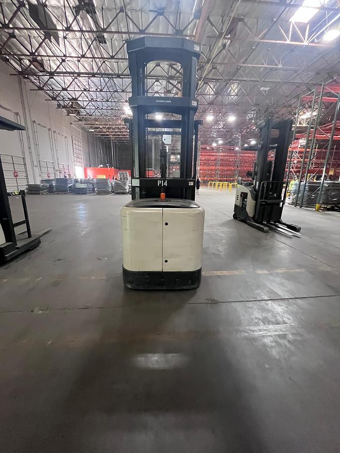 Used CROWN SP3400SERIES PICKER