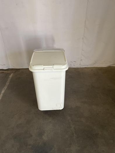 Used RUBBERMAID WHITE INGREDIENT BIN WITH LID