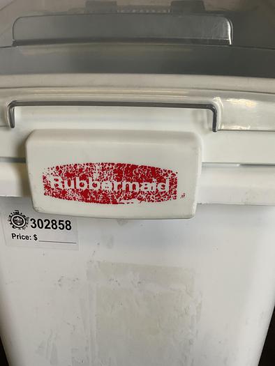 Used RUBBERMAID WHITE INGREDIENT BIN WITH LID