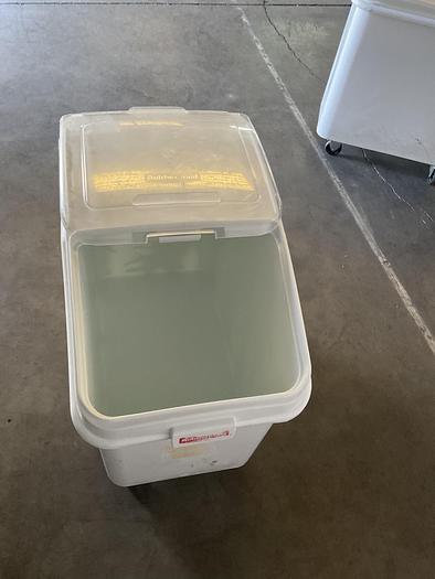 Used RUBBERMAID WHITE INGREDIENT BIN WITH LID