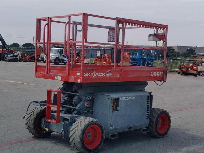 Used Scissor Lift-32' 4Wd Engine