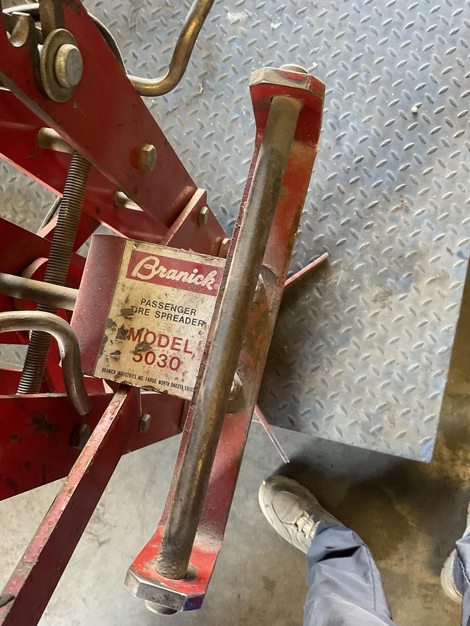 Used BRANICK PASSENGER TIRE SPREADER – MANUAL OPERATION