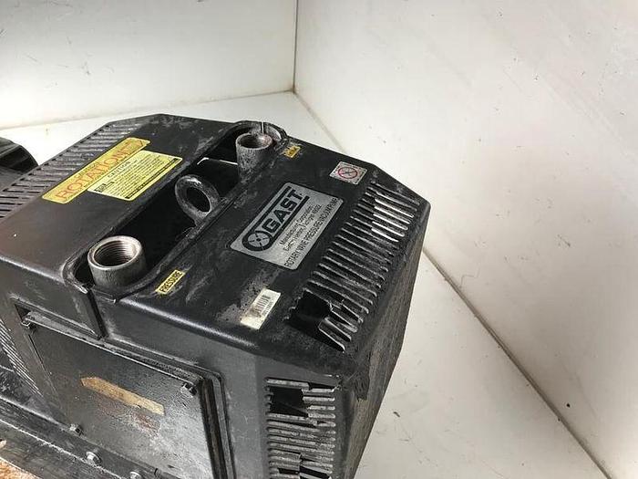 Used ROTARY VANE PRESSURE AND VACUUM PUMP GAST