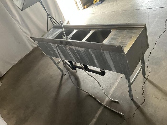 Used 5FT 3 COMPARMENT COMMERCIAL STAINLESS STEEL SINK WITH DRYBOARD