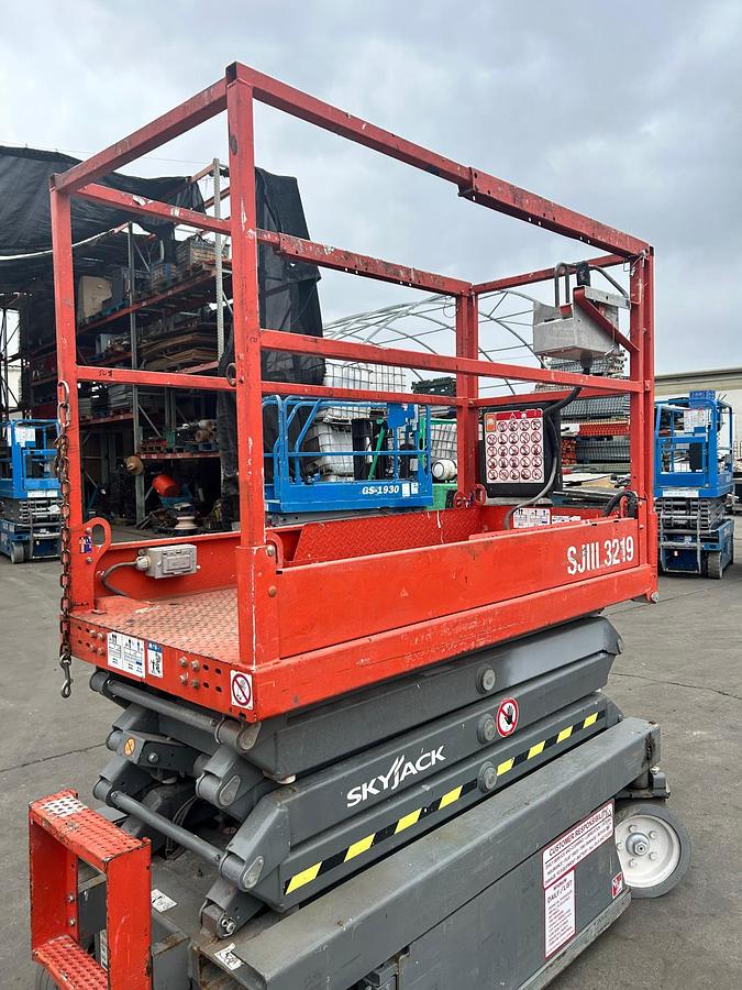 Used SKYJACK 3219 SCISSOR LIFT