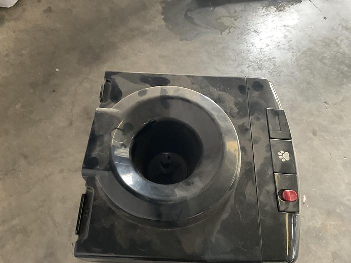 Used PRIMO HOT AND COLD WATER DISPENSER WITH A PET STATION,  601243. !