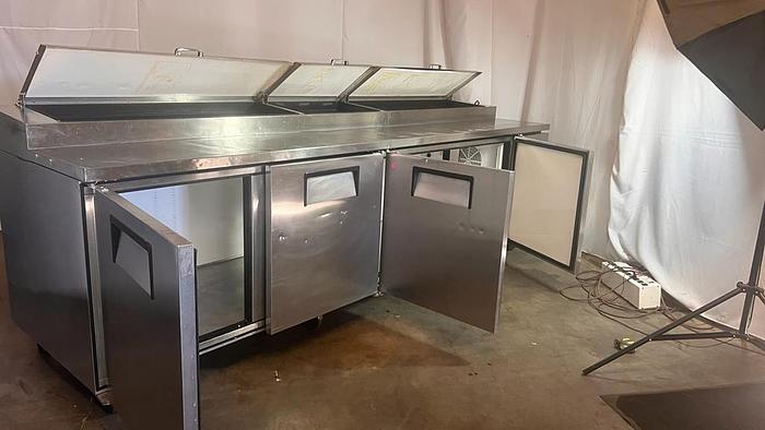 Used 10FT SANDWICH/ PIZZA REFRIGERATED PREP WORKTABLE  ./