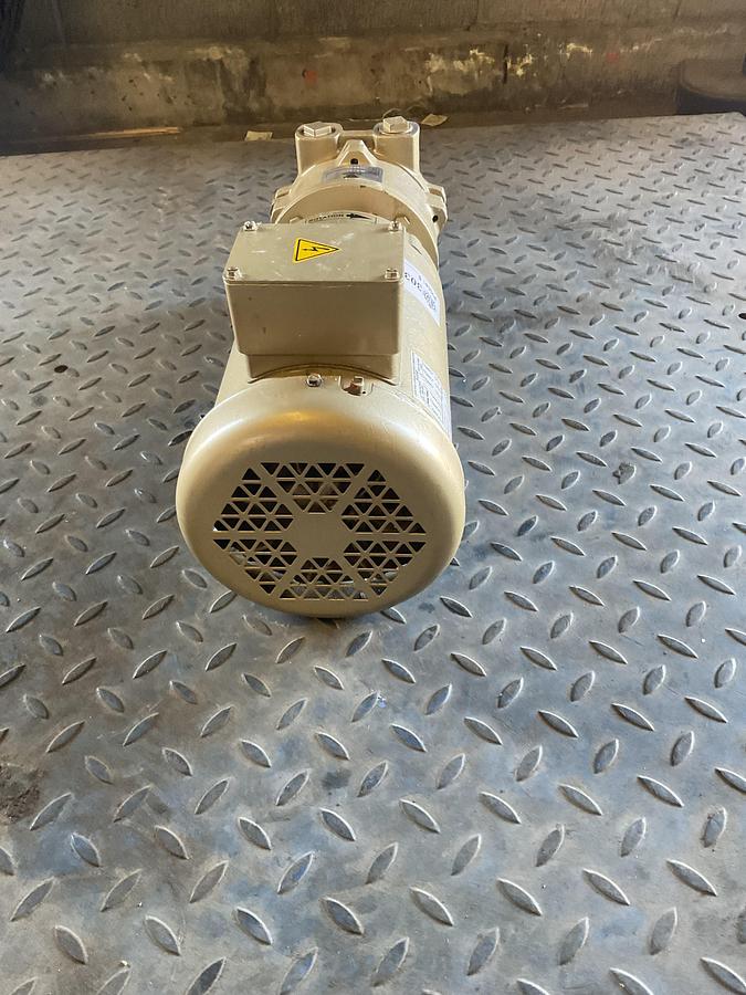 Used BALDOR • RELIANCE INDUSTRIAL MOTOR + EVAC PUMP ASSEMBLY
