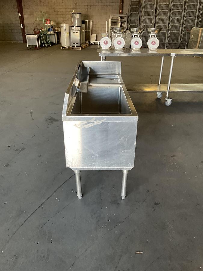 Used STAINLESS STEEL DOUBLE COMPARTMENT BAR SINK