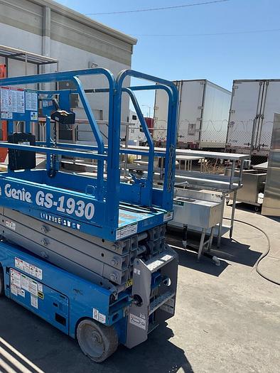 Used BLUE SCISSOR LIFT, GENIE / GS-1930