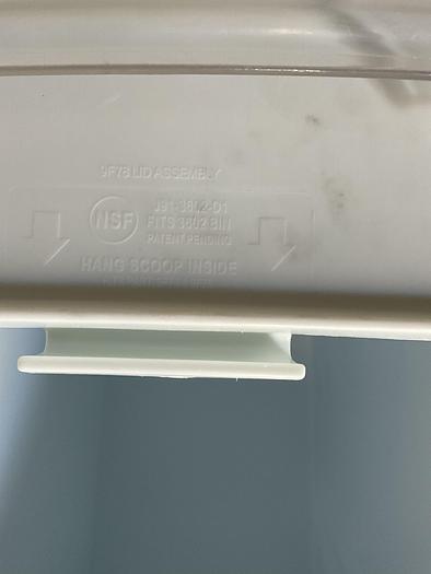 Used RUBBERMAID WHITE INGREDIENT BIN WITH LID