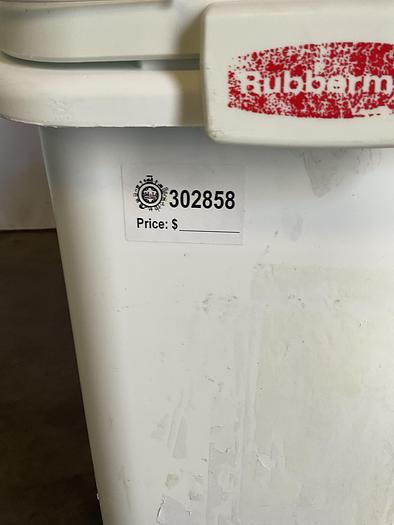 Used RUBBERMAID WHITE INGREDIENT BIN WITH LID