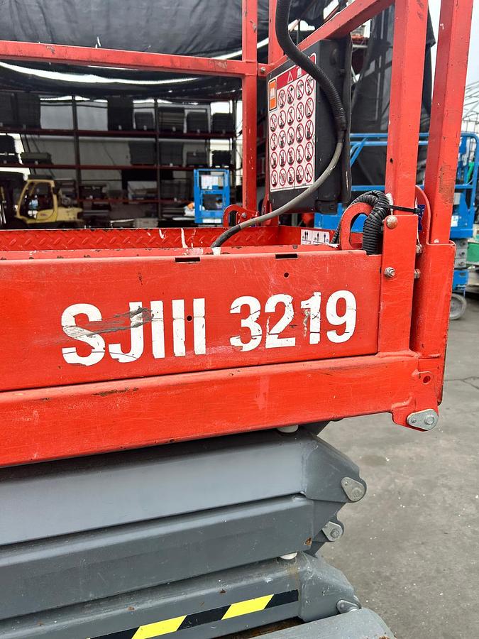 Used SKYJACK 3219 SCISSOR LIFT