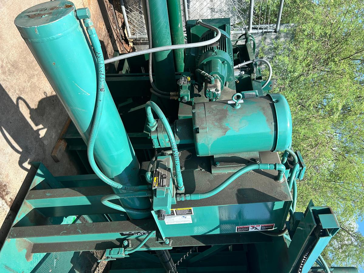 Used SELCO DOWNSTROKE VERTICAL BALER 