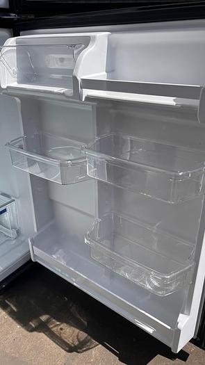 Used WHIRLPOOL TOP FREEZER REFRIGERATOR