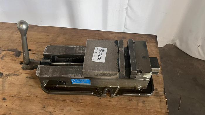 Used KURT VISE-D675