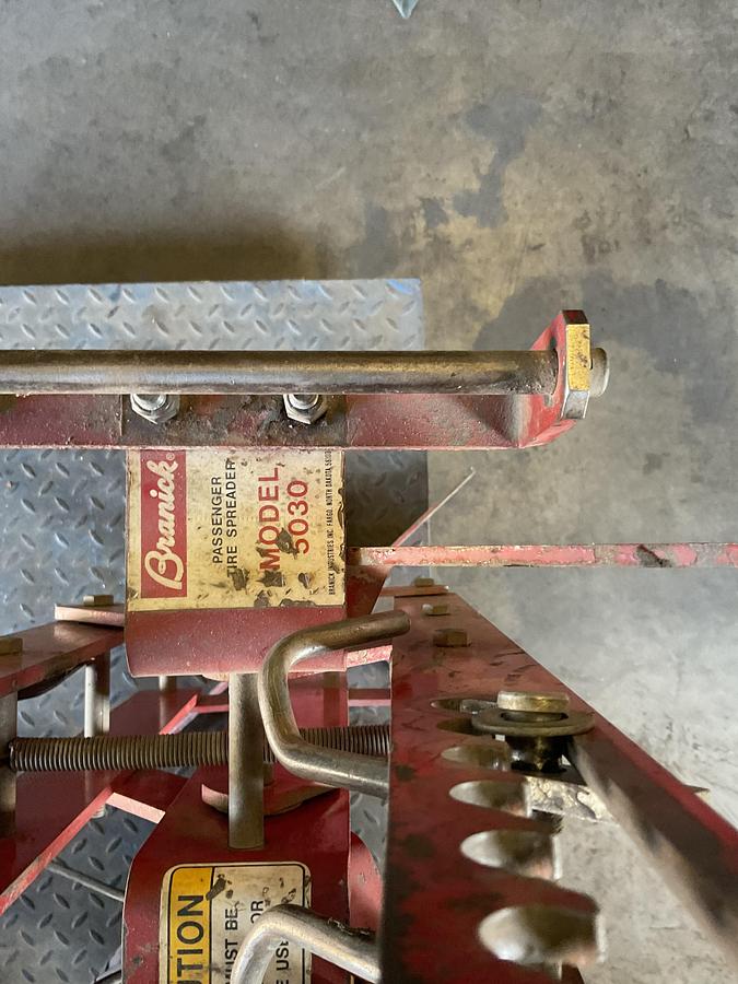 Used BRANICK PASSENGER TIRE SPREADER – MANUAL OPERATION