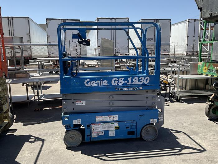 Used BLUE SCISSOR LIFT, GENIE / GS-1930