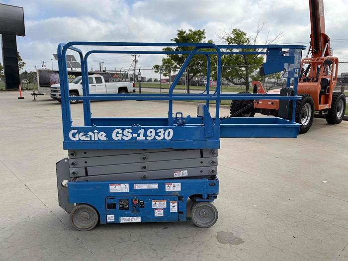 Used Scissor Lift-19' 2Wd Electric*