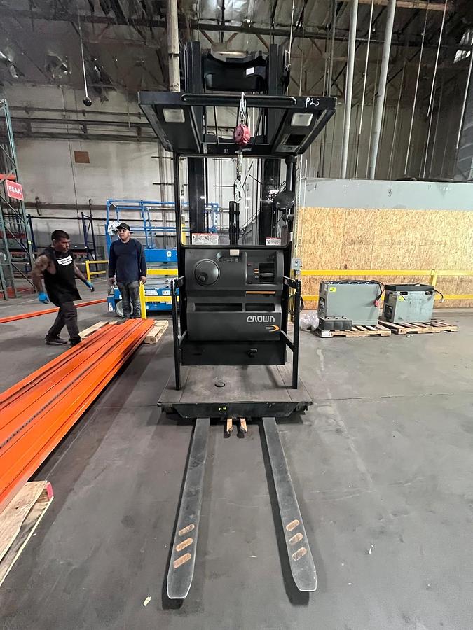 Used CROWN SP3400SERIES PICKER