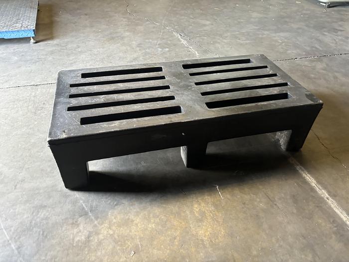 Used BLACK PLASTIC DUNNAGE