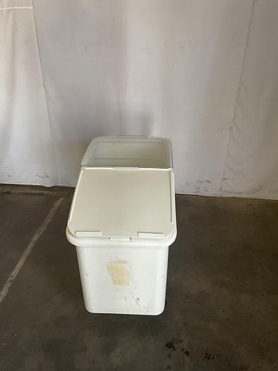 Used RUBBERMAID WHITE INGREDIENT BIN WITH LID