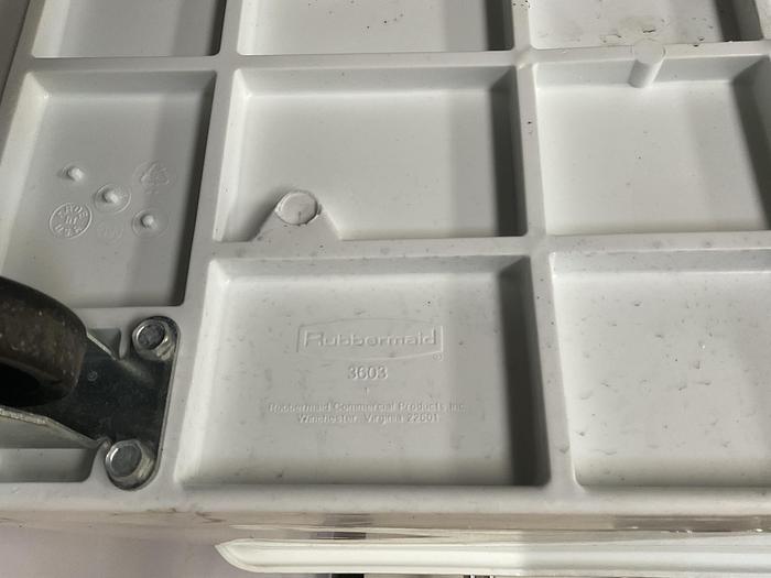 Used RUBBERMAID WHITE INGREDIENT BIN WITH LID