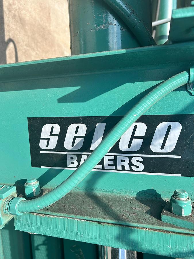 Used SELCO DOWNSTROKE VERTICAL BALER 