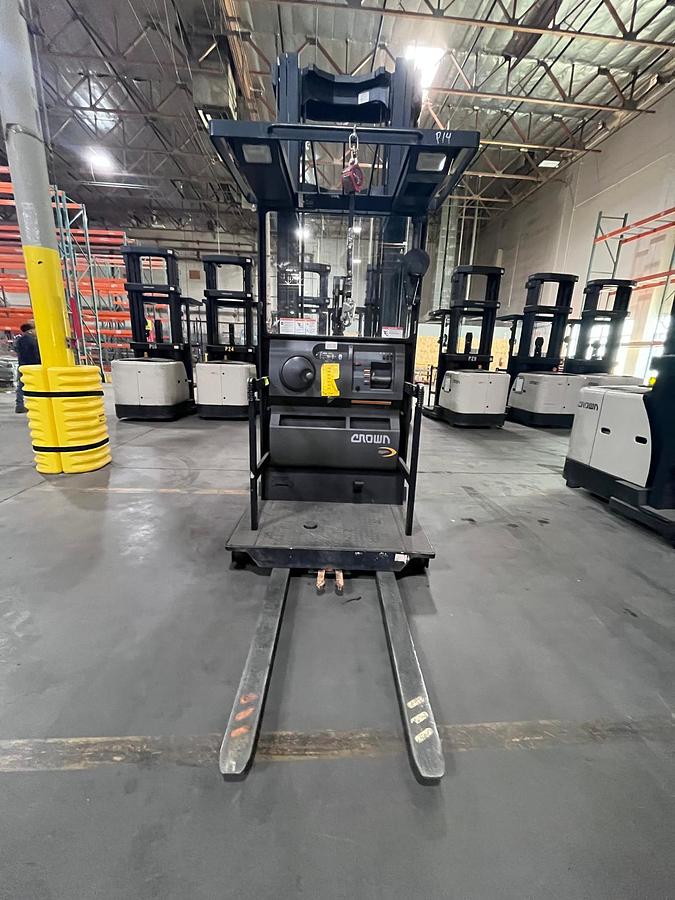 Used CROWN SP3400SERIES PICKER