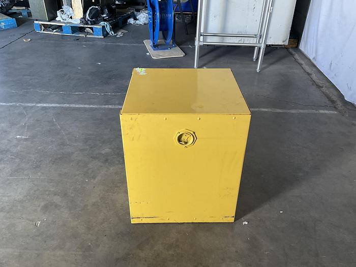 Used EAGLE 4 GAL. SAFETY STORAGE CABINET !