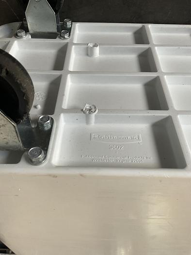 Used RUBBERMAID WHITE INGREDIENT BIN WITH LID